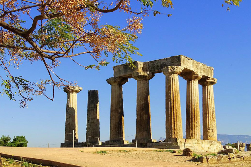 Görögország, ókori romok Peloponnészoszon az előtérben körbekerítve, nyári, kristálytiszta kék ég a háttérben