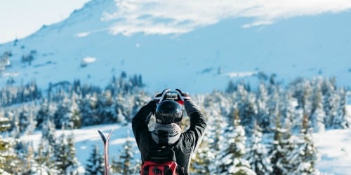 A szülők a téli szünetben a hegyekben futnak gyermekeikkel.