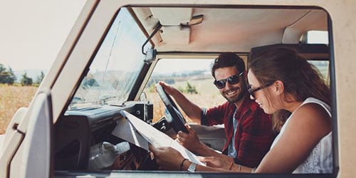 Gyönyörű szerpentín a hely oldalában, biztonságban Európában autó-asszsiztenciával