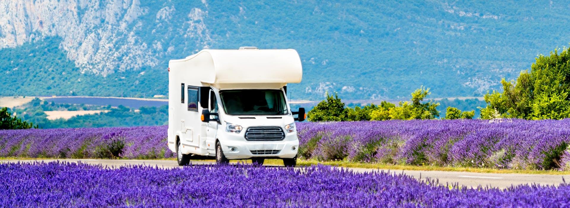 Egy távoli utazáson lévő pár egy befagyott tó partján áll, és egy havas falut néz, magas hegyek között, háttérben az aurora borealis.