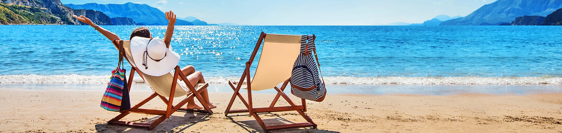turisták, útbiztosítás, nyaralási hangulat, nagy strand és napozóágyak