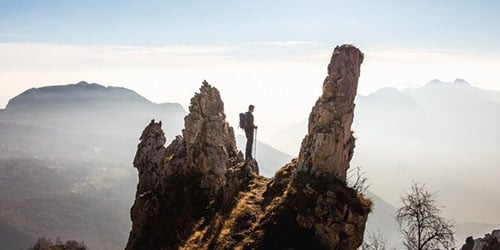 Utazás, túrázás közben hölgy vízet iszik