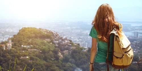 Fiatal túrázók hegyet másznak biztonságban az éves utasbiztosítással