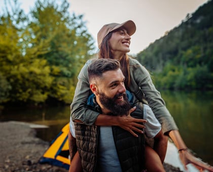 Vörös hajú nő izgatottan és boldogan néz ki egy autó oldalablakából, minden utazásra jól biztosítva.