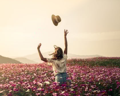 A nő a tengerben úszik, és a levegőbe dobja nedves haját.