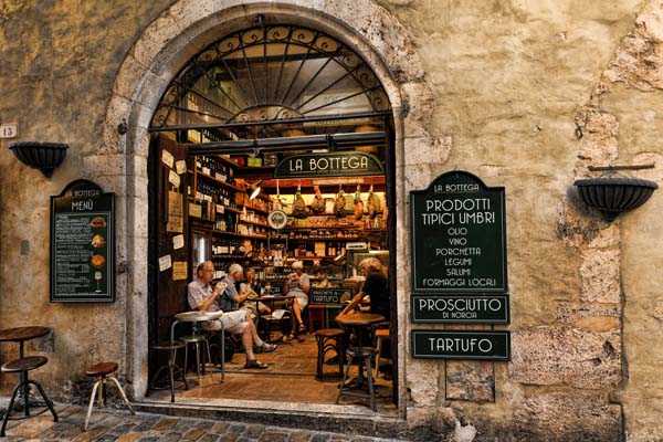 Egy helyi Bottega bejárata Olaszországban