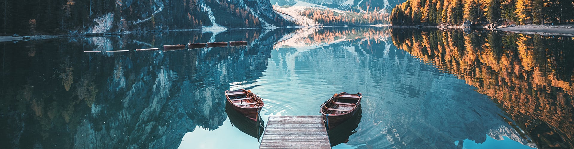 Munkaszüneti napok, egy gyerek vidáman labdázik a tengerparton a vízben