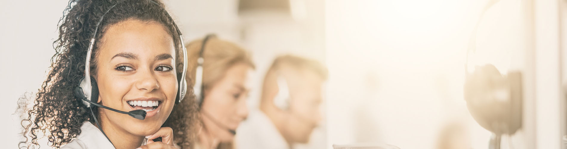 Nő call centerben dolgozik és telefonál.