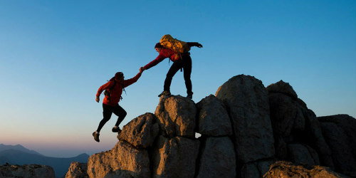 férfiak hegyet másznak