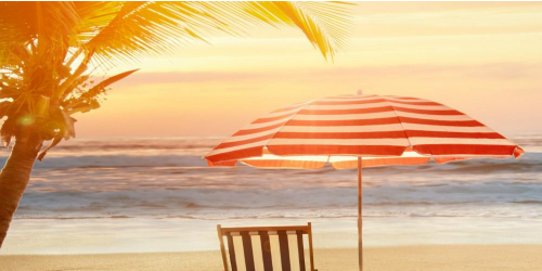 napozóágy és napernyő a strandon