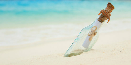 üveg a homokban a tengerparton