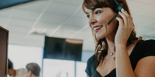 nő telefonál, call centerben