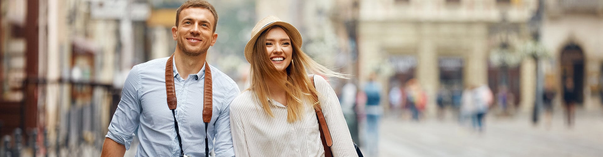 A világszerte érvényes utazási biztosítással a pár élvezheti nyaralását.