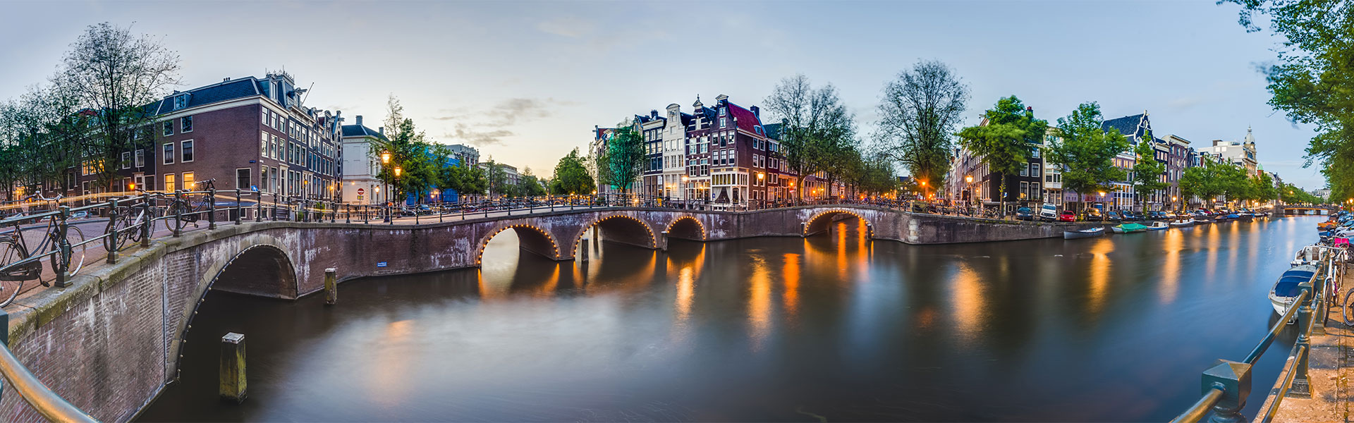 Holland város alkonyatban, híddal a vízen