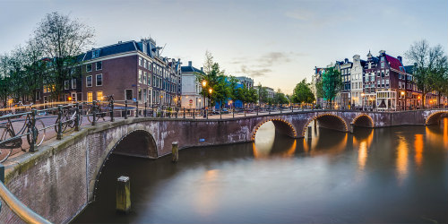 Holland város alkonyatban, híddal a vízen