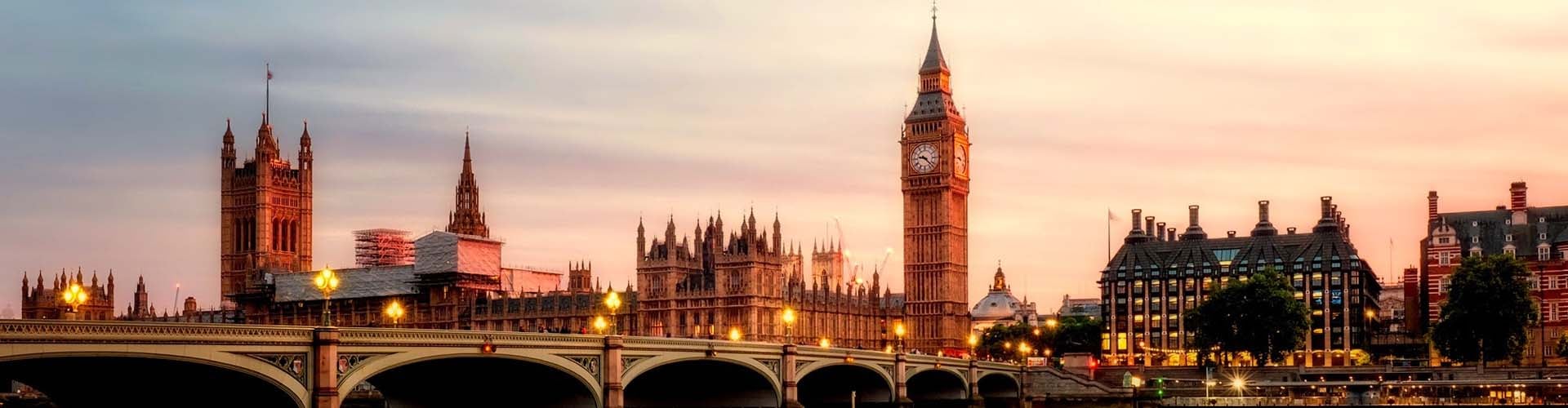 London látképe naplementekor, Westminster Bridge, mögötte a  Big Ben