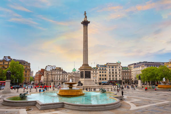 Szökőkút és Nelson szobor a Trafalgar Square-en, Londonban