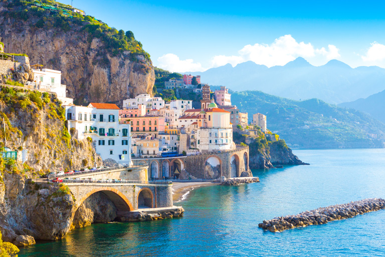 Utazás egy gyönyörű olasz tájon, tengerparti hegyek, tenger