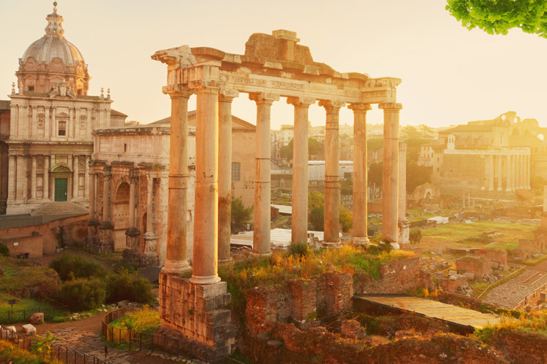 Római kori romok naplementében egy olasz utazáson