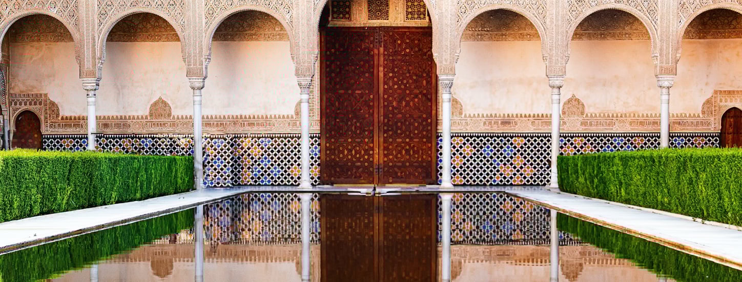 Alhambra képe, Spanyolország, bejárat hatalmas fa ajtóval