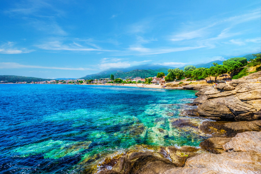 Antalya, a török riviérán, gyönyörű kék tenger, sziklás partvidék