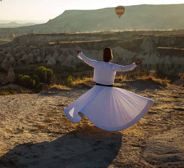 Dervistánc - férfi járja a szúfi felfogás tradicionális és spirituális dervistáncát