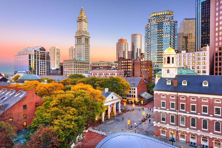 Boston, Massachusetts, USA látképe a Faneuil Hall és a Quincy Market alkonyatkor.