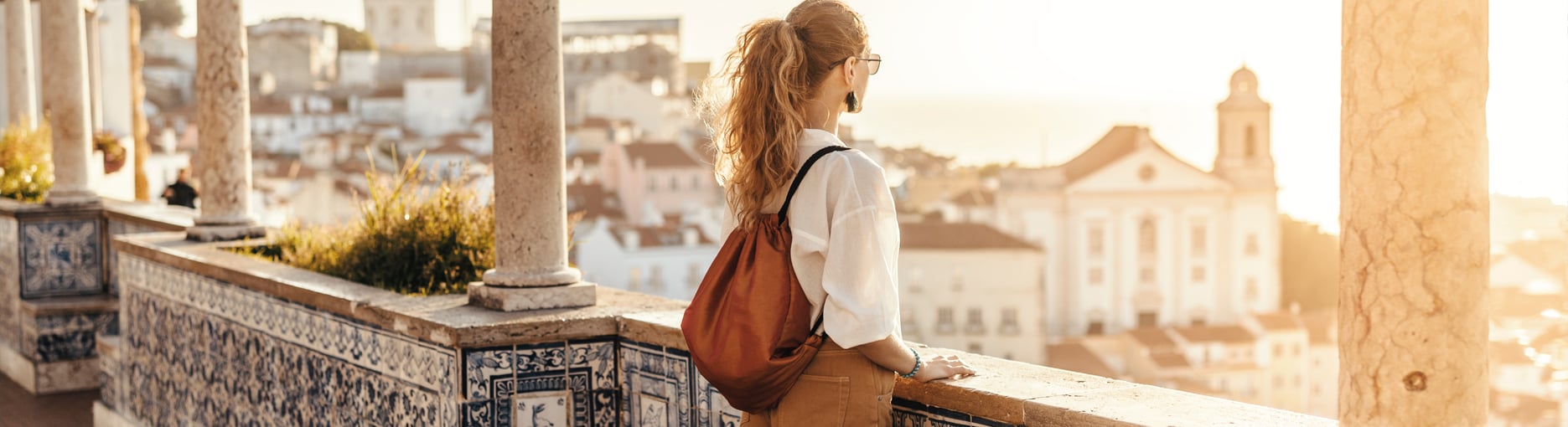 nő nyaraláson csodálja a tájat