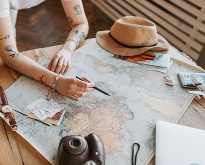 A nő megjelöli a következő úti célt a térképen.