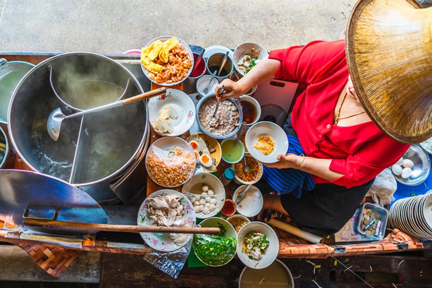 Thaiföld képzeletbeli utcai ételek hagyományos színekkel