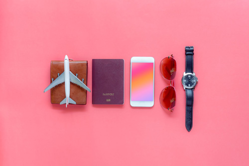 Repülőgép, útlevél, telefon, napszemüveg és óra koncepció