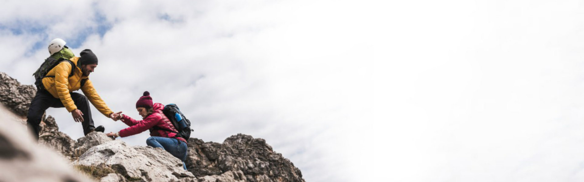 Hegymászók - Fiatal túrázók hegyet másznak éves utasbiztosítással - Európai éves utasbiztosítás