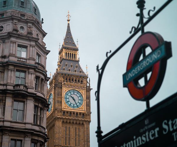 Big Ben Londonban, az ikonikus metrótáblával
