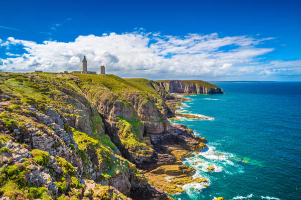 Grüne Küstenlandschaft mit Blick aufs Meer in der Bretagne, Frankreich
